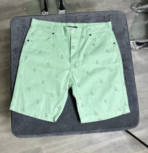 Krótkie Spodenki Męskie JUNK de Luxe rozmiar. 34 / L Spodnie Damskie renomowanej marki Stan: Nowe Marka: JUNK de Luxe Rozmiar z Metki: 34 / L Skład z Metki: 100% Bawełna Produkt w 100% oryginalny Uwagi: Brak Polecam! Wymiary Spodni: Szerokość w pasie 45cm Szerokość nogawki przy udzie 29cm Szerokość nogawki przy kostce: 27cm Kupując u mnie masz gwarancje: -Najwyższej markowej jakości ✅ -Oryginalności ✅ -Szybkiej wysyłki ✅ -Dokonania Zwrotu ✅ W razie dodatkowych pytań proszę o wiadomość lub telefon: -504930512 -796875392 #Zakupy #Z #Pasją #Bonasavine #Spodnie #Damskie