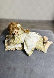 Leżąca Porcelanowa Lalka