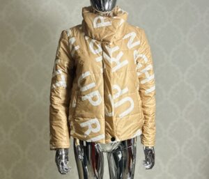 Stylowa Kurtka Dziecięca Stan: Bardzo Dobry Marka Xana Collection Rozmiar z metki 38 Skład z Metki: Poliester Produkt w 100% oryginalny Uwagi Kurtka posiada dziurke od strony wewnętrznej *(widoczna na zdjęciu) Polecam! Wymiary: Szerokość pod pachami 52cm dł. całkowita 57cm dł. rękawa od pachy 47cm dł. rękawa od kołnierza 67cm Kupując u mnie masz gwarancje: -Najwyższej markowej jakości ✅ -Oryginalności ✅ -Szybkiej wysyłki ✅ -Dokonania Zwrotu ✅ W razie dodatkowych pytań proszę o wiadomość lub telefon: -504930512 -796875392 #Zakupy #Z #Pasją #Bonasavine #Kurtka #Xana
