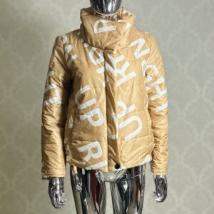 Stylowa Kurtka Dziecięca Stan: Bardzo Dobry Marka Xana Collection Rozmiar z metki 38 Skład z Metki: Poliester Produkt w 100% oryginalny Uwagi Kurtka posiada dziurke od strony wewnętrznej *(widoczna na zdjęciu) Polecam! Wymiary: Szerokość pod pachami 52cm dł. całkowita 57cm dł. rękawa od pachy 47cm dł. rękawa od kołnierza 67cm Kupując u mnie masz gwarancje: -Najwyższej markowej jakości ✅ -Oryginalności ✅ -Szybkiej wysyłki ✅ -Dokonania Zwrotu ✅ W razie dodatkowych pytań proszę o wiadomość lub telefon: -504930512 -796875392 #Zakupy #Z #Pasją #Bonasavine #Kurtka #Xana