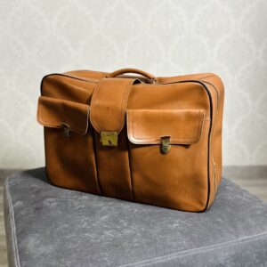 Stylowa Tobra Klasyczna Stan: Bardzo Dobry Marka ? 100% Skóra Produkt w 100% oryginalny Uwagi: Brak Polecam! *Jestem Otwarta Na Negocjacje* Wymiary: Szerokość 55cm Wysokość 38cm Kupując u mnie masz gwarancje: -Najwyższej markowej jakości ✅ -Oryginalności ✅ -Szybkiej wysyłki ✅ -Dokonania Zwrotu ✅ W razie dodatkowych pytań proszę o wiadomość lub telefon: -504930512 -796875392 #Zakupy #Z #Pasją #Bonasavine #Klasyczna #Torba