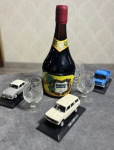 Do zaoferowania mam Zestaw PRL składający się z kryształowych kieliszków trzy sztuki / nie otwartego od 1989 roku kordiału ziołowego 0,75l oraz 3szt samochodzików ze złotej kolekcji PRL: -Fiat 125P 4x4 -Syrena102 -Nysa522r Uwagi: brak Polecam! Kupując u mnie masz gwarancje: -Najwyższej markowej jakości ✅ -Oryginalności ✅ -Szybkiej wysyłki ✅ -Dokonania Zwrotu ✅ W razie dodatkowych pytań proszę o wiadomość lub telefon: -504930512 -796875392 #Zakupy #Z #Pasją #Bonasavine #PRL