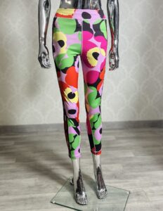 Leginsy Damskie renomowanej marki Stan: Bardzo Dobry Marka: Adidas Rozmiar z Metki: 164 Skład z Metki: Produkt w 100% oryginalny Uwagi: Brak Polecam! Wymiary Spodni: Szerokość w pasie 30cm Max rozciągniecie w pasie 37cm Długość całkowita 88cm Kupując u mnie masz gwarancje: -Najwyższej markowej jakości ✅ -Oryginalności ✅ -Szybkiej wysyłki ✅ -Dokonania Zwrotu ✅ W razie dodatkowych pytań proszę o wiadomość lub telefon: -504930512 -796875392 #Zakupy #Z #Pasją #Bonasavine #Spodnie #Adidas