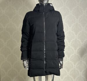 Kurtka Damska renomowanej marki Stan: Bardzo Dobry Marka Columbia Rozmiar z Metki: 14/XL Skład z Metki: Poliester / Puch / Pióra Produkt w 100% oryginalny Uwagi: Delikatny Delekt/Zabrudzenie (zdjęcie nr5 kropka pod kieszenią) Polecam! *Jestem Otwarta Na Negocjacje* Wymiary: Szerokość pod pachami 51cm dł. całkowita 85cm dł. rękawa od pachy 55cm dł. rękawa od kołnierza 77cm Kupując u mnie masz gwarancje: -Najwyższej markowej jakości ✅ -Oryginalności ✅ -Szybkiej wysyłki ✅ -Dokonania Zwrotu ✅ W razie dodatkowych pytań proszę o wiadomość lub telefon: -504930512 -796875392 #Zakupy #Z #Pasją #Bonasavine #Kurtka #Columbia