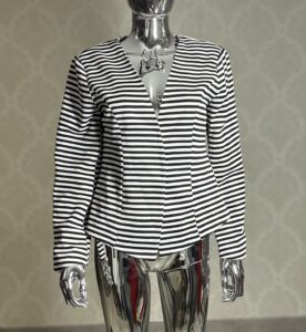 Narzutka Damska renomowanej marki Stan: Nowa Marka Only Model Onlanna Short Blazer Rozmiar z Metki 42 Skład z Metki: 97% Poliester / 3% Elastan Produkt w 100% oryginalny Uwagi: Brak! Polecam! Wymiary: Szerokość pod pachami 50cm dł. całkowita 60cm dł. rękawa od pachy 48cm dł. rękawa od kołnierza 69cm Kupując u mnie masz gwarancje: -Najwyższej markowej jakości ✅ -Oryginalności ✅ -Szybkiej wysyłki ✅ -Dokonania Zwrotu ✅ W razie dodatkowych pytań proszę o wiadomość prywatną lub kontakt telefoniczny : -504930512 -796875392 #Zakupy #Z #Pasją #Bonasavine #Only