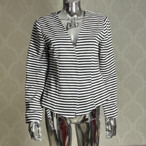 Narzutka Damska renomowanej marki Stan: Nowa Marka Only Model Onlanna Short Blazer Rozmiar z Metki 42 Skład z Metki: 97% Poliester / 3% Elastan Produkt w 100% oryginalny Uwagi: Brak! Polecam! Wymiary: Szerokość pod pachami 50cm dł. całkowita 60cm dł. rękawa od pachy 48cm dł. rękawa od kołnierza 69cm Kupując u mnie masz gwarancje: -Najwyższej markowej jakości ✅ -Oryginalności ✅ -Szybkiej wysyłki ✅ -Dokonania Zwrotu ✅ W razie dodatkowych pytań proszę o wiadomość prywatną lub kontakt telefoniczny : -504930512 -796875392 #Zakupy #Z #Pasją #Bonasavine #Only