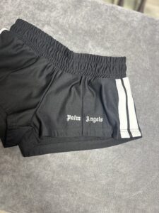 Spodenki Damskie renomowanej marki Stan: Bardzo Dobry Marka: Palm Angels Rozmiar z Metki 38 / M Skład z Metki: 100% Bawełna Uwagi: Brak Polecam! Wymiary: Szerokość w Pasie 34cm - 43cm Dł całkowita 33cm Szerokość nogawki 21cm Kupując u mnie masz gwarancje: -Najwyższej markowej jakości ✅ -Oryginalności ✅ -Szybkiej wysyłki ✅ -Dokonania Zwrotu ✅ W razie dodatkowych pytań proszę o wiadomość lub telefon: -504930512 -796875392 #Zakupy #Z #Pasją #Bonasavine #Spodenki #Krótkie #Palm #angels