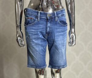 Spodenki Męskie jeans renomowanej marki Stan: Bardzo Dobry Marka: Tommy Hilfiger Rozmiar z Metki W31 Skład z Metki: 99% Bawełna / 1% Elastan Uwagi: Rozciągliwy materiał Polecam! Wymiary: Szerokość w Pasie 37cm - 42cm Dł całkowita 25cm Szerokość nogawki na górze 27cm Szerokosć nogawki na dole 21cm Kupując u mnie masz gwarancje: -Najwyższej markowej jakości ✅ -Oryginalności ✅ -Szybkiej wysyłki ✅ -Dokonania Zwrotu ✅ W razie dodatkowych pytań proszę o wiadomość lub telefon: -504930512 -796875392 #Zakupy #Z #Pasją #Bonasavine #Spodenki #Krótkie #Jeansowe #Tommy #Hilfiger