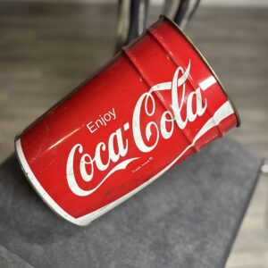 Beczka Cola Stan: Bardzo Dobry Marka Coca Cola Rozmiar z Metki: XL Skład z Metki: 100% Poliester Produkt w 100% oryginalny Uwagi: Brak Polecam! *Jestem Otwarta Na Negocjacje* Wymiary: 42cm x 30cm Kupując u mnie masz gwarancje: -Najwyższej markowej jakości ✅ -Oryginalności ✅ -Szybkiej wysyłki ✅ -Dokonania Zwrotu ✅ #Zakupy #Z #Pasją #Bonasavine #Coca #Cola