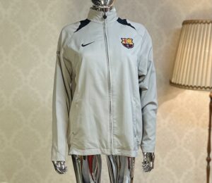 Wiatrówka Chłopięca renomowanej marki Stan: Bardzo Dobry Marka Nike Rozmiar z Metki 170 / XS Skład z Metki: 100% Poliester Uwagi: Brak Metki Polecam! *Jestem Otwarta Na Negocjacje* Wymiary: Szerokość pod pachami 53cm dł. całkowita 70cm dł. rękawa od pachy 54cm dł. rękawa od kołnierza 74cm Kupując u mnie masz gwarancje: -Najwyższej markowej jakości ✅ -Oryginalności ✅ -Szybkiej wysyłki ✅ -Dokonania Zwrotu ✅ W razie dodatkowych pytań proszę o wiadomość lub telefon: -504930512 -796875392 #bonasavine #zakupy #z #Bluza #Fc #Barcelona