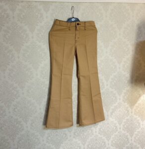 Do zaoferowania mam unikatowe spodenki damskie Levis z lat 1970 kolekcja miss Levis Rozmiar z Metki: 29/30 Skład z Metki: Bawełna Produkt w 100% oryginalny Uwagi: Brak Polecam! Wymiary Spodni: Szerokość w pasie 35cm Szerokość nogawki przy udzie 26cm Szerokość nogawki przy kostce: 30cm Długość całkowita 96cm Krok 27cm Kupując u mnie masz gwarancje: -Najwyższej markowej jakości ✅ -Oryginalności ✅ -Szybkiej wysyłki ✅ -Dokonania Zwrotu ✅ W razie dodatkowych pytań proszę o wiadomość lub telefon: -504930512 -796875392 #Zakupy #Z #Pasją #Bonasavine #Spodnie #Levis #1970