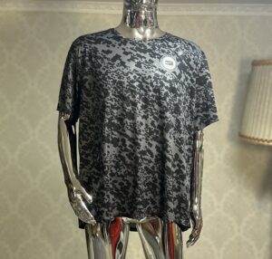 Koszulka Męska renomowanej marki Stan: Bardzo Dobry Marka Nike Rozmiar z Metki XL Skład z Metki: 100% Poliester Produkt w 100% oryginalny Uwagi: Przebicia na koszulce to efekt odbijającego się światła z powierzchni manekina Polecam! *Jestem Otwarta Na Negocjacje* Wymiary: Szerokość pod pachami 68cm dł. całkowita 73cm Kupując u mnie masz gwarancje: -Najwyższej markowej jakości ✅ -Oryginalności ✅ -Szybkiej wysyłki ✅ -Dokonania Zwrotu ✅ W razie dodatkowych pytań proszę o wiadomość lub telefon: -504930512 -796875392 #bonasavine #zakupy #z #pasja #Nike #dri_fit #sport