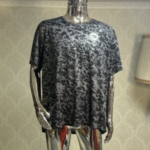 Koszulka Męska renomowanej marki Stan: Bardzo Dobry Marka Nike Rozmiar z Metki XL Skład z Metki: 100% Poliester Produkt w 100% oryginalny Uwagi: Przebicia na koszulce to efekt odbijającego się światła z powierzchni manekina Polecam! *Jestem Otwarta Na Negocjacje* Wymiary: Szerokość pod pachami 68cm dł. całkowita 73cm Kupując u mnie masz gwarancje: -Najwyższej markowej jakości ✅ -Oryginalności ✅ -Szybkiej wysyłki ✅ -Dokonania Zwrotu ✅ W razie dodatkowych pytań proszę o wiadomość lub telefon: -504930512 -796875392 #bonasavine #zakupy #z #pasja #Nike #dri_fit #sport