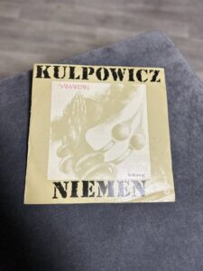 Do zaoferowania mam płytę winylową Kulpowicz Featuring Niemen – Samarpan POLSKIE Nagrania 1987 Stan Bardzo Dobry Produkt w 100% oryginalny Uwagi Lekko naderwane opakowanie Polecam! Kupując u mnie masz gwarancje: -Najwyższej markowej jakości ✅ -Oryginalności ✅ -Szybkiej wysyłki ✅ -Dokonania Zwrotu ✅ W razie dodatkowych pytań proszę o wiadomość lub telefon: -504930512 -796875392 #Zakupy #Z #Pasją #Bonasavine #Vinyl #Polskie #Nagrania
