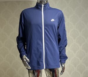 Stylowa Bluza Męska Stan: Bardzo Dobry Marka Nike Rozmiar z Metki: XL Skład z Metki: 100% Poliester Produkty w 100% oryginalny Uwagi: Brak Polecam! *Jestem Otwarta Na Negocjacje* Wymiary: Szerokość pod pachami 66cm dł. całkowita 71cm dł. rękawa od pachy 58cm dł. rękawa od kołnierza 86cm Kupując u mnie masz gwarancje: -Najwyższej markowej jakości ✅ -Oryginalności ✅ -Szybkiej wysyłki ✅ -Dokonania Zwrotu ✅ W razie dodatkowych pytań proszę o wiadomość lub telefon: -504930512 -796875392 #Zakupy #Z #Pasją #Bonasavine #Nike