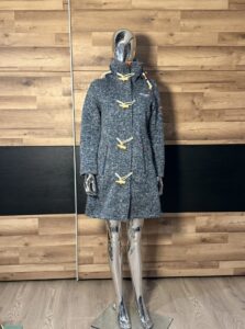 Do zaoferowania mam Płaszcz Damski renomowanej marki Stan Bardzo Dobry Marka: Geographical Norway Rozmiar z Metki : XL Skład z metki: 100% Poliester Uwagi: Brak Polecam! Wymiary: Szerokość pod pachami 53cm Szerokość w biodrach 55cm dł. całkowita 92cm dł. rękawa od pachy 50cm dł. rękawa od kołnierza 74cm Kupując u mnie masz gwarancje: -Najwyższej markowej jakości ✅ -Oryginalności ✅ -Szybkiej wysyłki ✅ -Dokonania Zwrotu ✅ W razie dodatkowych pytań proszę o wiadomość prywatną lub kontakt telefoniczny : -504930512 -796875392 #Zakupy #Z #Pasją #Bonasavine #Kurtka #Olympic #Phenix #Kurtka #Olimpijska