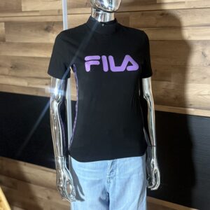 Koszulka Damska Bawełniana renomowanej marki Stan: Nowa Marka Puma Rozmiar z Metki 170-176 / S Skład z Metki: 93% Bawełna / 7% Elastan Produkt w 100% oryginalny Uwagi: Brak *Jestem Otwarta Na Negocjacje* Wymiary: Szerokość pod pachami 45cm Dł całkowita 61cm Kupując u mnie masz gwarancje: -Najwyższej markowej jakości ✅ -Oryginalności ✅ -Szybkiej wysyłki ✅ -Dokonania Zwrotu ✅ W razie dodatkowych pytań proszę o wiadomość lub telefon: -504930512 -796875392 #bonasavine #zakupy #z #pasją #Fila #Koszulka #Nowa