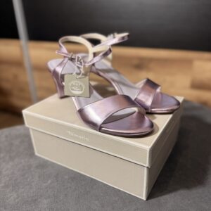 Sandały Damskie renomowanej marki Stan: Nowe Marka Tamaris Rozmiar z Metki 42 / 26cm Wkładka 26cm Wysokość Obcasa 7,5cm Produkt w 100% Orginalny Uwagi: Brak Polecam! Kupując u mnie masz gwarancje: -Najwyższej markowej jakości ✅ -Oryginalności ✅ -Szybkiej wysyłki ✅ -Dokonania Zwrotu ✅ W razie dodatkowych pytań proszę o wiadomość prywatną lub kontakt telefoniczny : -504930512 -796875392 #zakupy #z #pasją #bonasavine #shoping #girls #boy #men #Pasja #Shoping #sztosiki #Szpilki #Sandały #Damskie #Tamaris