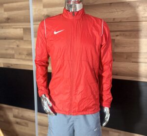 Do zaoferowania mam kurtkę renomowanej marki Stan Bardzo Dobry Marka Nike Rozmiar z Metki M Skład z Metki: 100% Poliester Uwagi Brak Polecam! *Jestem Otwarta Na Negocjacje* Wymiary: Szerokość pod pachami 53cm dł. całkowita  75cm dł. rękawa od pachy 55cm dł. rękawa od kołnierza 78cm Kupując u mnie masz gwarancje: -Najwyższej markowej jakości ✅ -Oryginalności ✅ -Szybkiej wysyłki ✅ -Dokonania Zwrotu ✅ W razie dodatkowych pytań proszę o wiadomość lub telefon: -504930512 -796875392 #bonasavine #zakupy #z #Pasją #Bluza #Unisex #Nike #Nsw