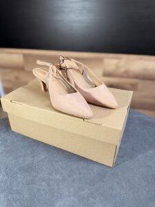 Czołeńka Damskie renomowanej marki Stan: Nowe Marka Anna Field Rozmiar z Metki 37 / 24,5cm Wysokość Obcasa 8cm Skóra Produkt w 100% Orginalny Uwagi: Wygniecione Opakowanie Polecam! Kupując u mnie masz gwarancje: -Najwyższej markowej jakości ✅ -Oryginalności ✅ -Szybkiej wysyłki ✅ -Dokonania Zwrotu ✅ W razie dodatkowych pytań proszę o wiadomość prywatną lub kontakt telefoniczny : -504930512 -796875392 #zakupy #z #pasją #bonasavine #shoping #girls #boy #Damskie #Sandały #Czołeńka #Anna #Field
