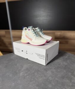 Buty Dziewczęce renomowanej marki Stan: Nowe Marka: Aldo Rozmiar 35 / 22,5cm Produkt w 100% oryginalny Uwagi: Uszkodzone opakowanie *Sprawka Szczeniaka ale do butów się nie dorwał* Polecam! Kupując u mnie masz gwarancje: -Najwyższej markowej jakości -Oryginalności -Szybkiej wysyłki -Dokonania Zwrotu W razie dodatkowych pytań proszę o wiadomość prywatną #Zakupy #Z #Pasją #Bonasavine #Buty #Aldo #Snakersy