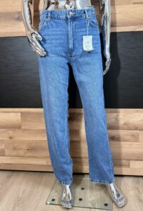 Do zaoferowania mam unikatowe spodenki damskie renomowanej marki Stan Nowe Rozmiar z Metki: 40 / L Skład z Metki: Bawełna Produkt w 100% oryginalny Uwagi: Brak Polecam! Wymiary Spodni: Szerokość w pasie 40cm Długość w kroku 33cm Szerokość nogawki przy udzie 29cm Szerokość nogawki przy kostce: 21cm Długość całkowita 110cm Kupując u mnie masz gwarancje: -Najwyższej markowej jakości ✅ -Oryginalności ✅ -Szybkiej wysyłki ✅ -Dokonania Zwrotu ✅ W razie dodatkowych pytań proszę o wiadomość lub telefon: -504930512 -796875392 #Zakupy #Z #Pasją #Bonasavine #Spodnie #Breshka #Men #Nowe